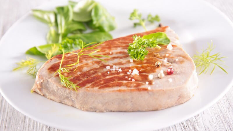 Thunfischsteak mit grünem Salat