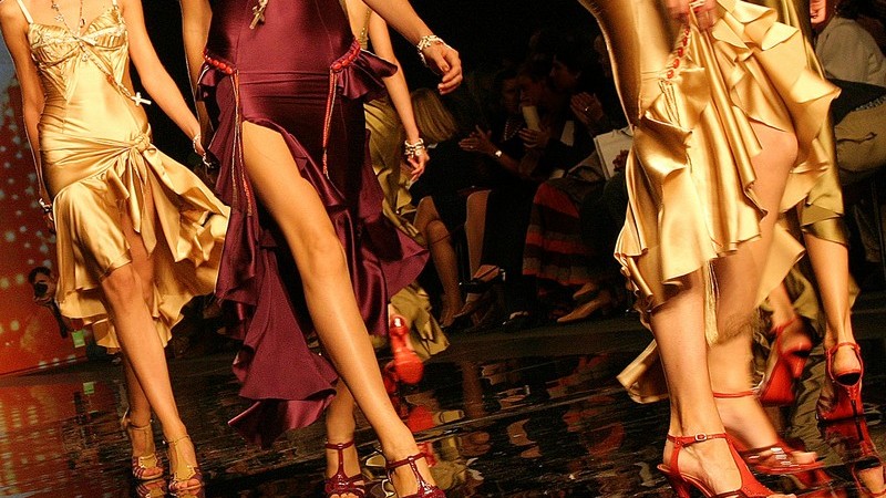 Models in eleganter Abendgarderobe auf Catwalk