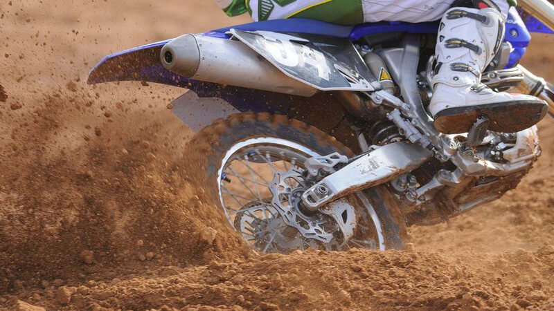 Rückansicht Motorradfahrer beim Motocross