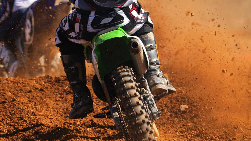 Rückansicht Motorradfahrer beim Motocross