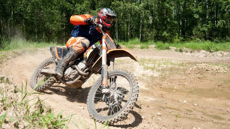 Motocrossfahrer auf Gelände (Enduro)
