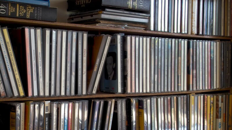 Nahaufnahme CD Regal in Wohnzimmer