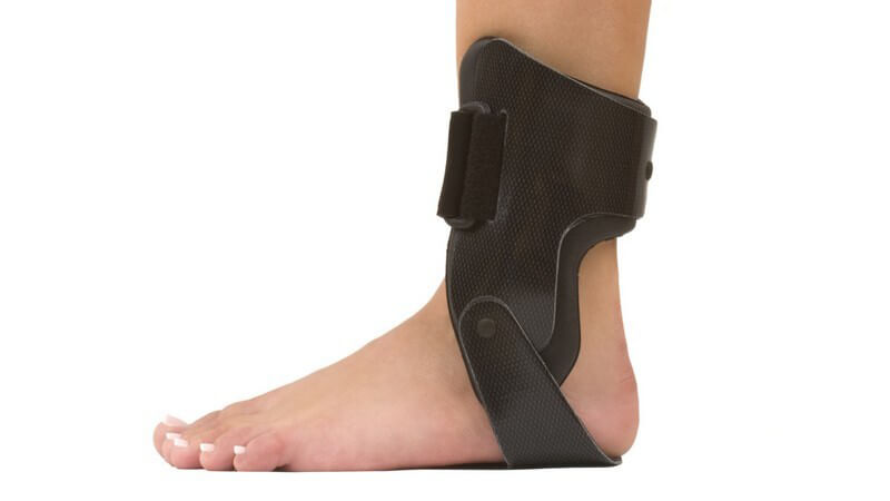 Weibliches Bein, verletztes Fußgelenk mit stützender Schiene