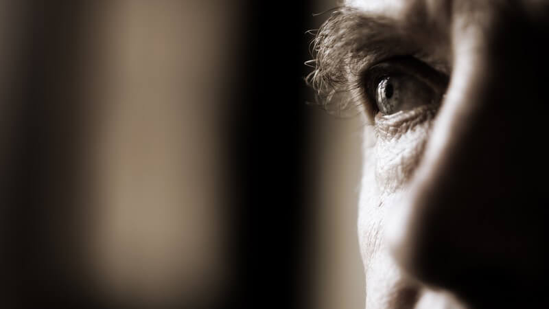 Schwarz-weiß Bild rechtes Auge und Nase eines Männergesichtes an Seite