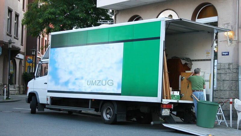 Umzugstransporter auf Straße