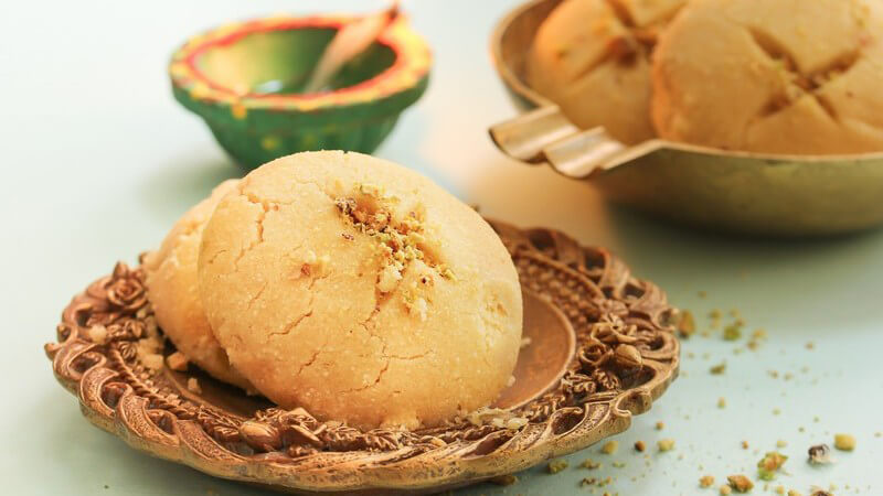 Runde indische Butterkekse (Nankhatai) auf kleinem Teller