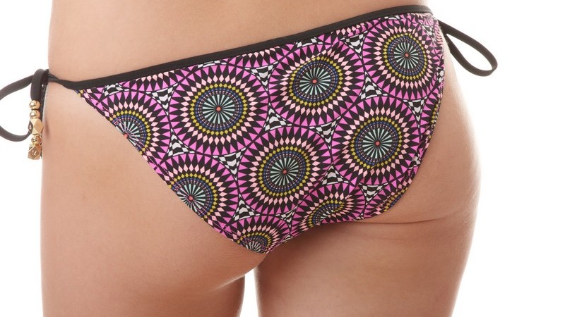 Hintern einer Frau im Bikinislip, weißer Hintergrund