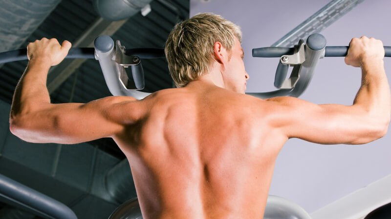 Rückenansicht Mann beim Krafttraining mit nacktem Oberkörper