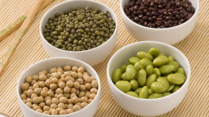 Verschiedene Bohnensorten in weißen Schalen