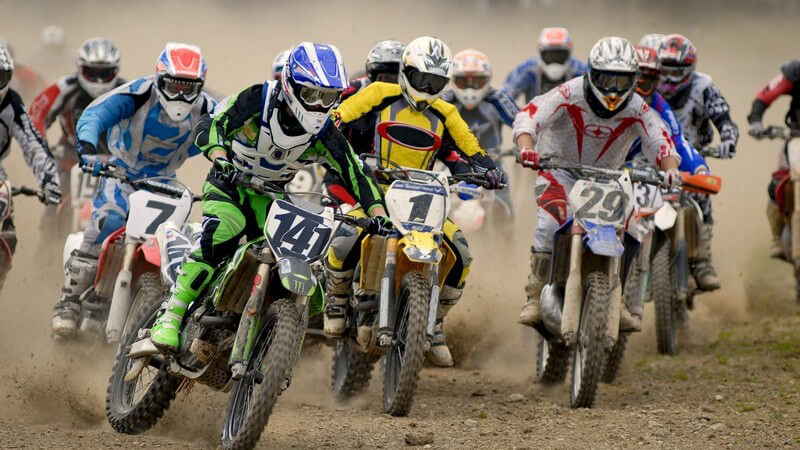 Mehrere Motorradfahrer beim Motocross
