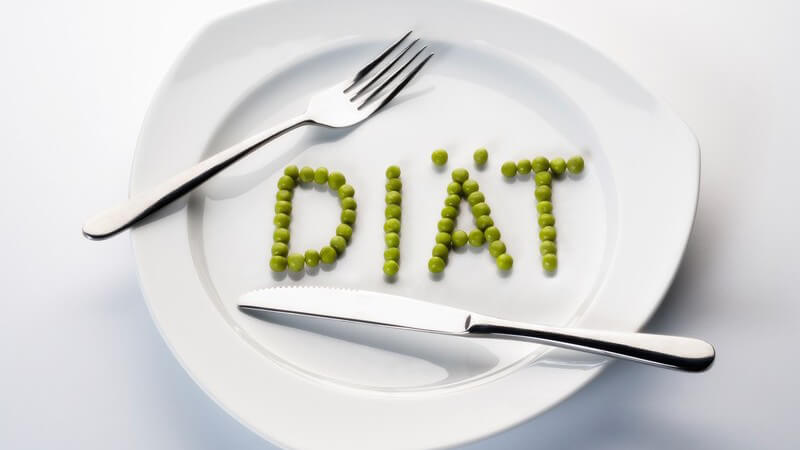 Teller mit Erbsen, die das Wort Diät formen