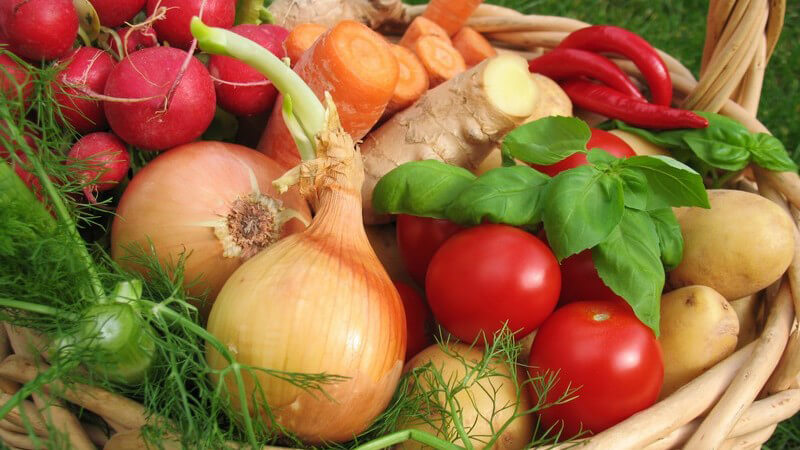 Buntes Gemüse in einem großen Korb