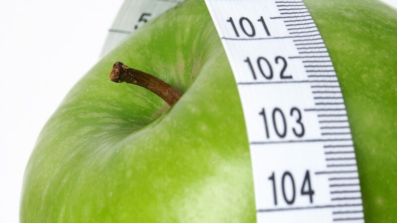 Nahaufnahme grüner Granny-Smith-Apfel mit Maßband um den Korpus
