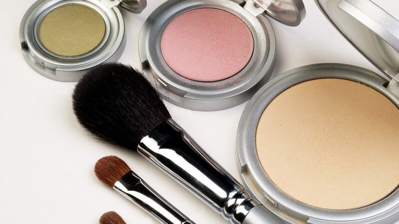 Nahaufnahme Make-up, Lidschatten, Pinsel auf weißem Hintergrund