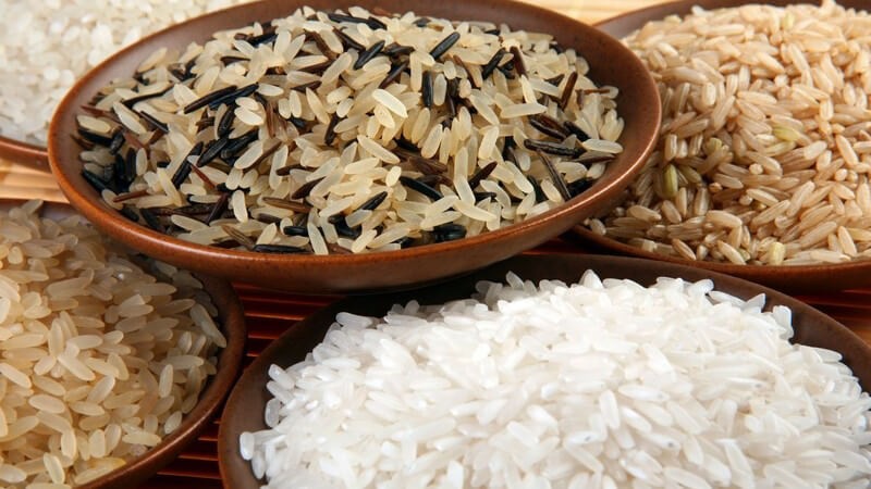 Verschiedene Reissorten in Holzschalen