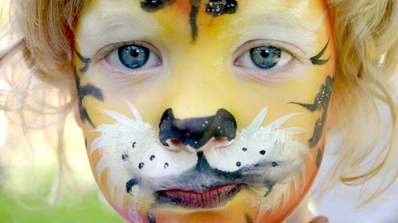 Kleines Mädchen als Tiger geschminkt