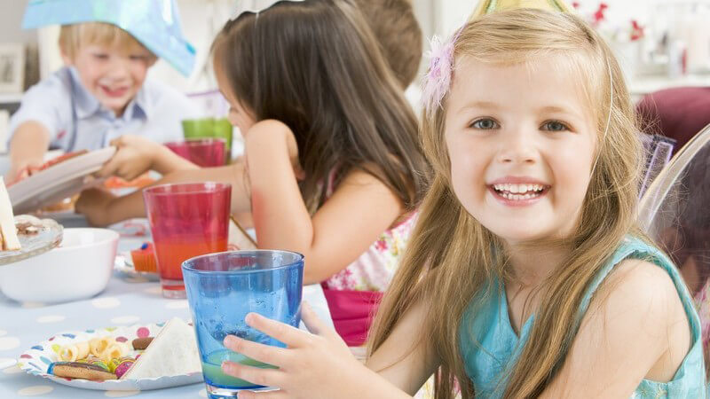 Kindergeburtstag - Mädchen lächelt in Kamera