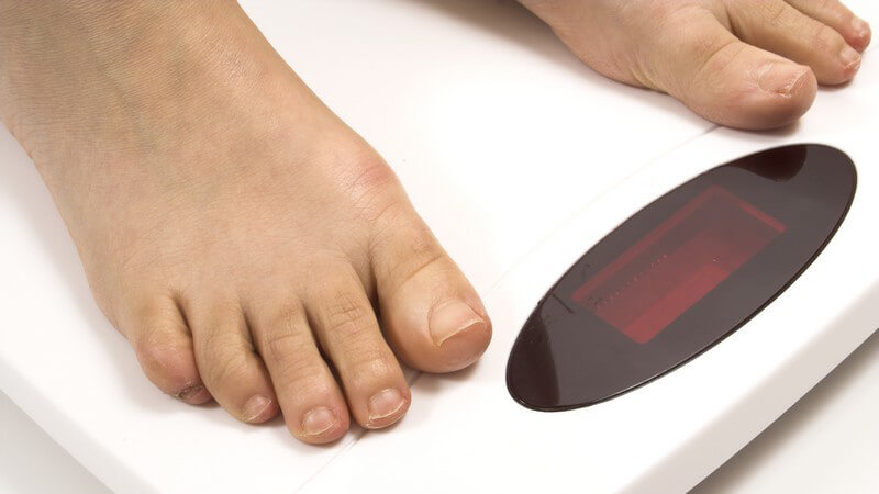 Füße auf einer weißen, digitalen Waage
