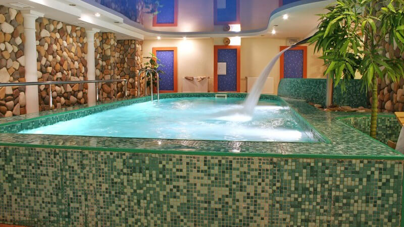 Wellness-Oase, Luxus, gekacheltes Schwimmbecken mit Wasserfall, Mineralquelle, Pool