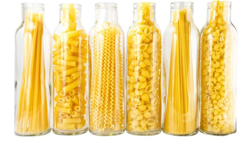 Sechs hohe Glasgefäße mit verschiedenen Nudelsorten darin