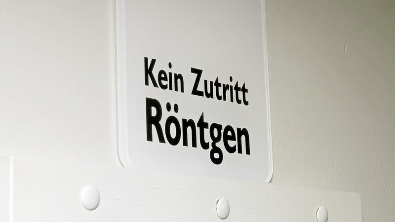 Schild in einer Arztpraxis: Kein Zutritt Röntgen