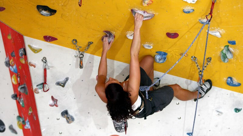 Free Climbing, Frau an Kletterwand