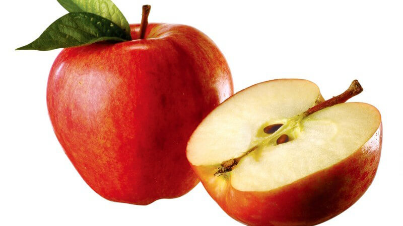 Ganzer und aufgeschnittener roter Apfel auf weißem Hintergrund