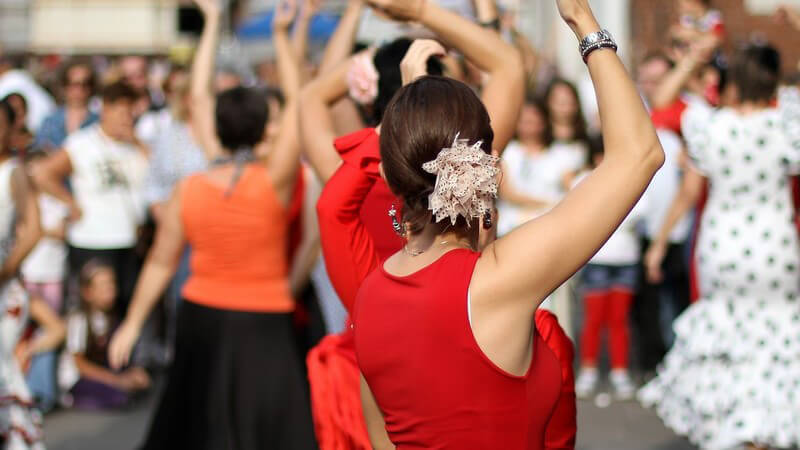 Straßenfest in Spanien: Flamencotänzerinnen in Kleidern