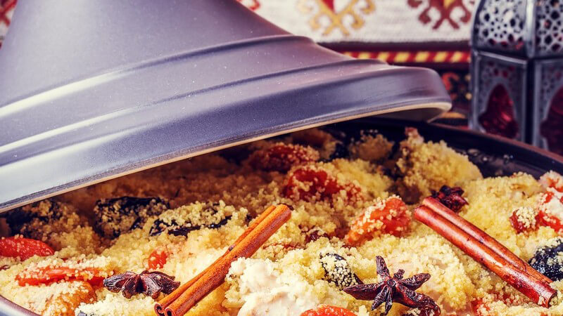 Marokkanische Tajine mit Hähnchenfleisch, Couscous und getrockneten Früchten