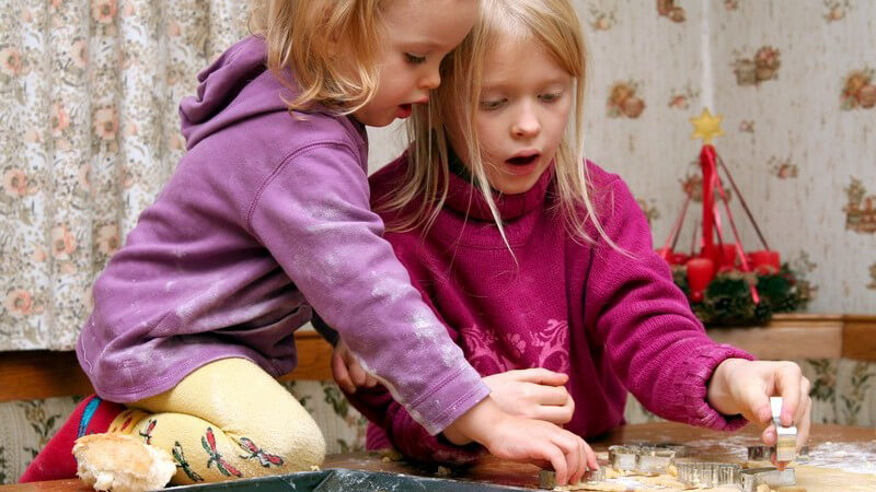 Zwei kleine Mädchen in Küche backen Weihnachtsplätzchen