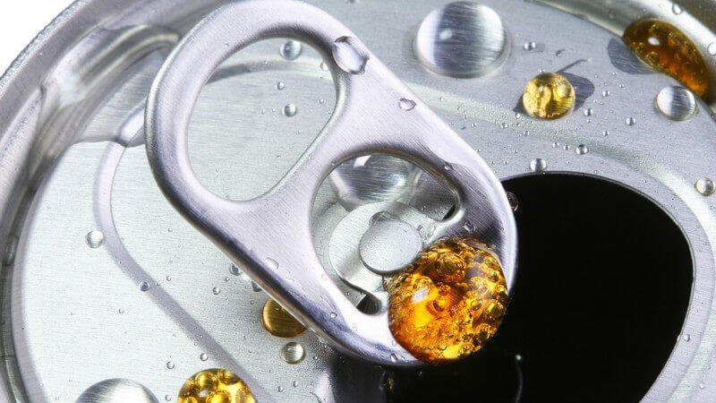 Nahaufnahme offene Getränkedose mit Tropfen von Cola auf Verschluss