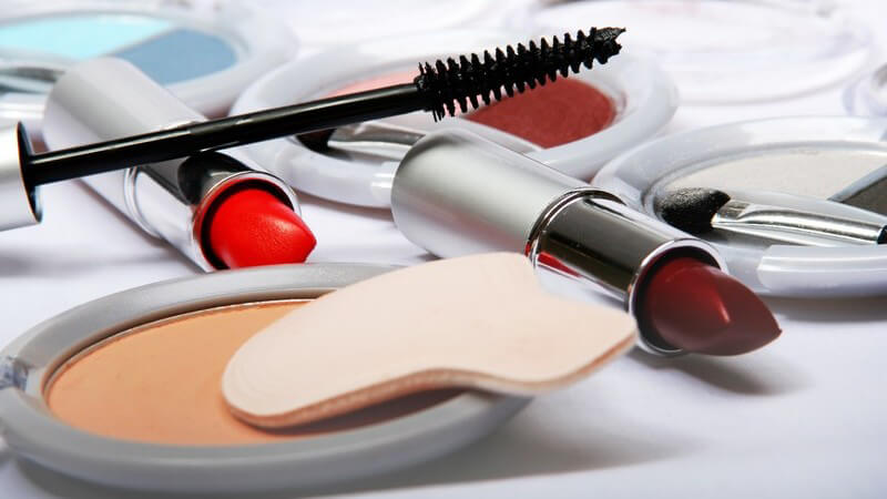 Nahaufnahme Puder, Wimperntusche, Lippenstifte, Lidschatten