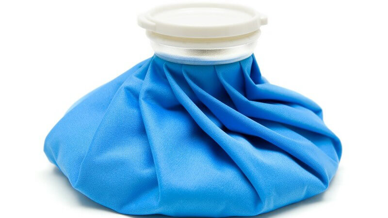 Blauer Kühlbeutel mit weißem Verschluss auf weißem Hintergrund