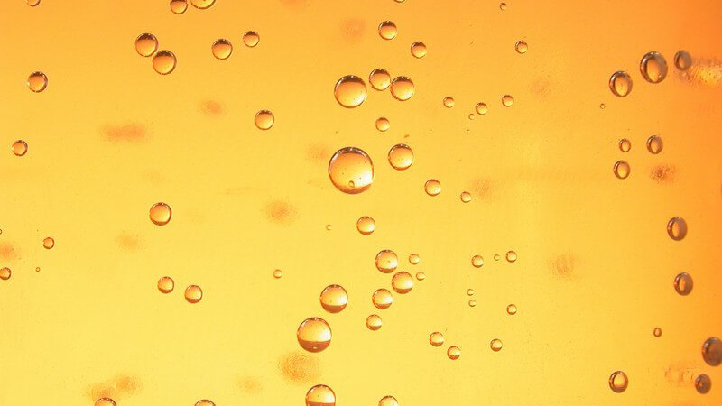 Nahaufnahme von Bier mit feinen Sprudelbläschen