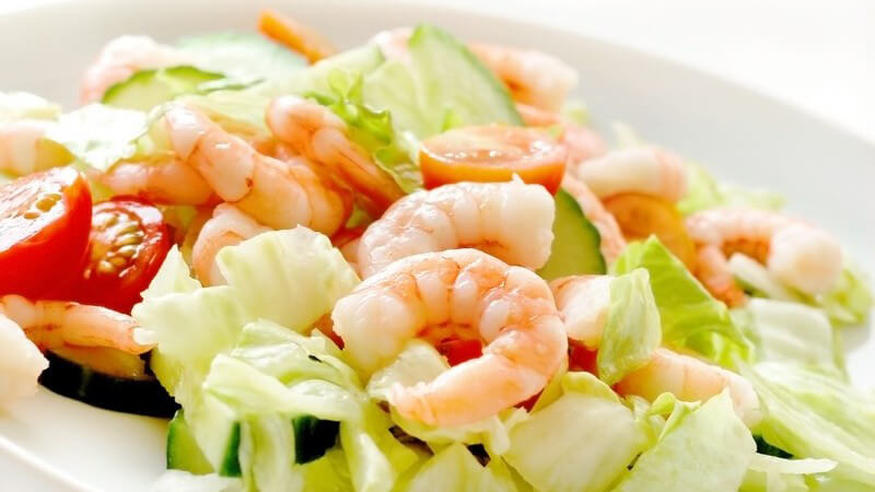 Nahaufnahme Teller mit Shrimpssalat