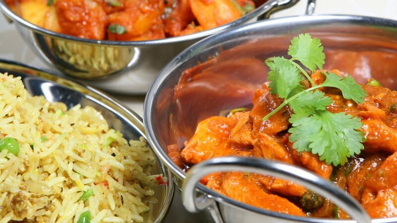 Frisch servierter Reis mit Gemüse und Fleisch