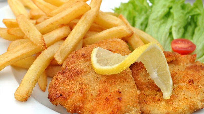 Schnitzel mit Pommes und Salat