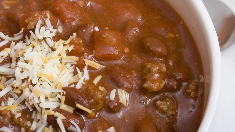 Essen - Chili con carne - Rote Bohnen, Tomatenstücke und Hackfleisch mit geriebenem Käse