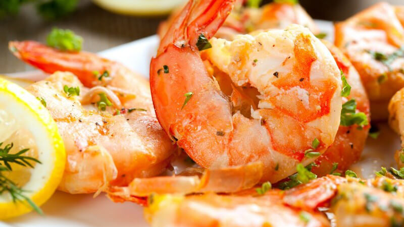 Nahaufnahme gebratener Riesengarnelen mit Kräutern