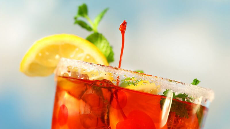 Frischer Cocktail mit Zitronenscheibe