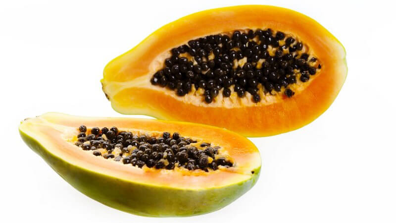 Halbierte Papaya auf weißem Hintergrund