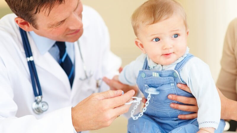 Arzt untersucht Baby