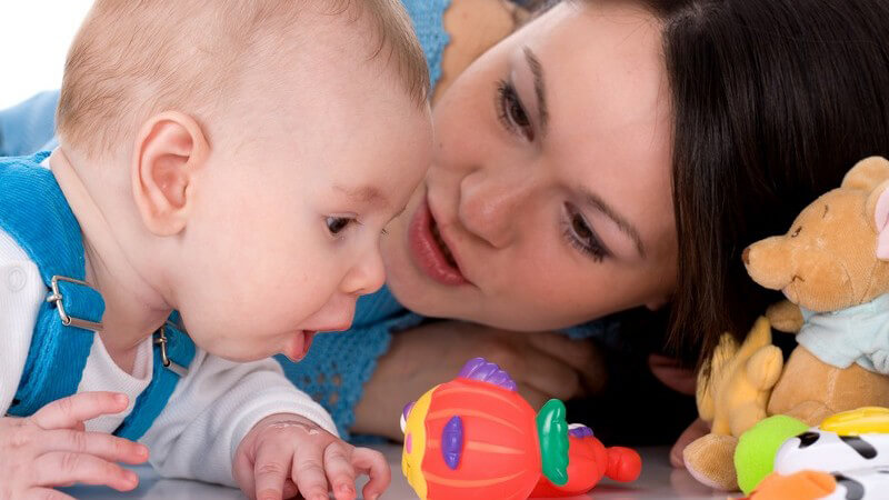 Mutter mit Baby beim Spielen