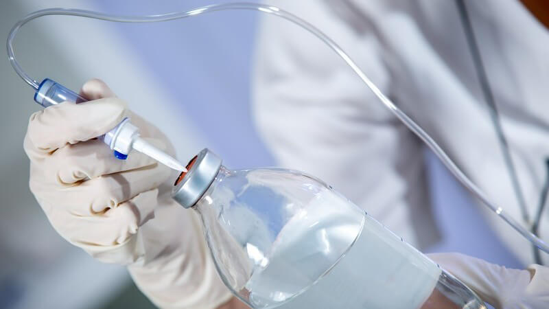 Krankenschwester bereitet eine Lösung für eine Infusion vor