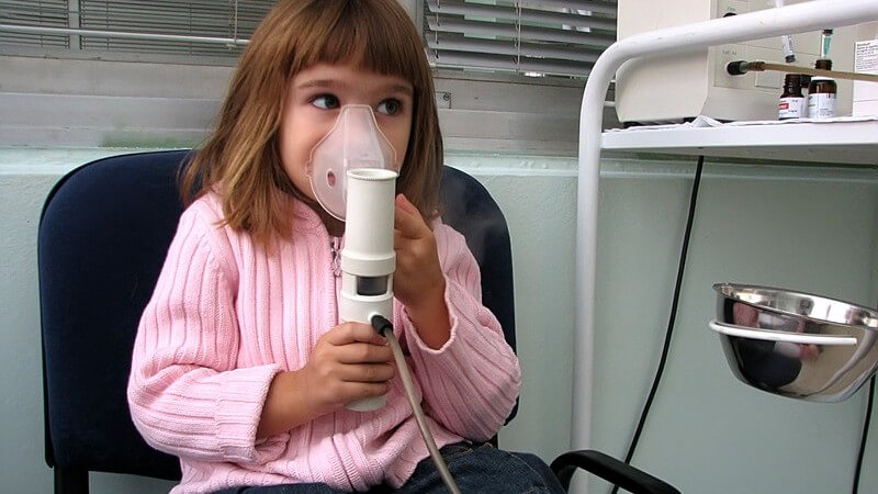 Kleines Mädchen beim Arzt mit Inhalationsgerät