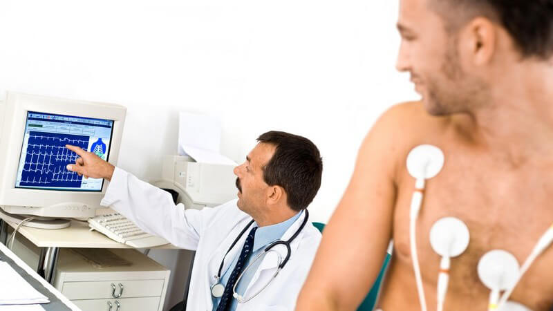 Junger Mann beim Arzt, EKG