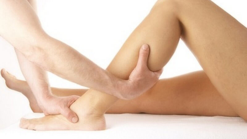 Wade einer Frau wird von Männerhänden massiert