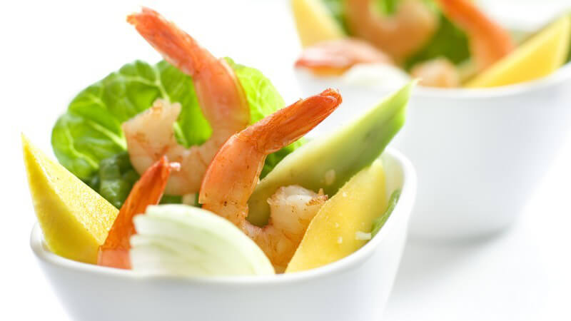 Kleine Schalen mit Salat mit Garnelen, Avocado etc.