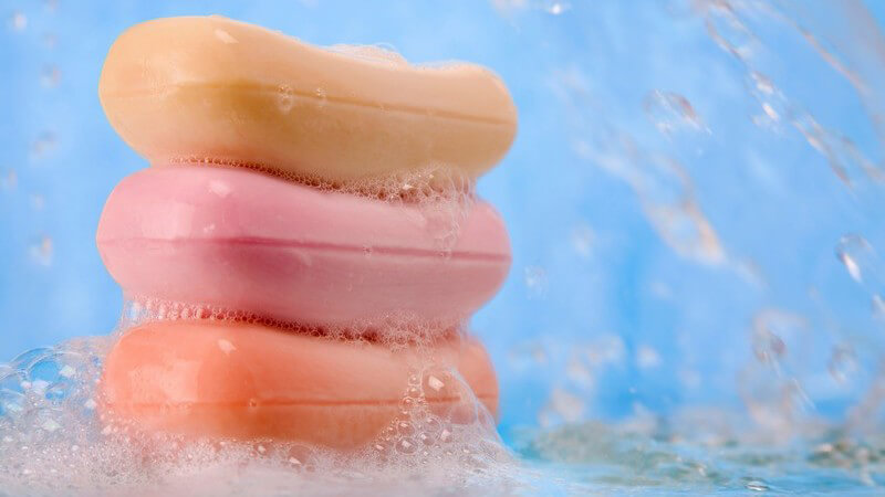 Drei Seifen übereinander, umgeben von Wasser