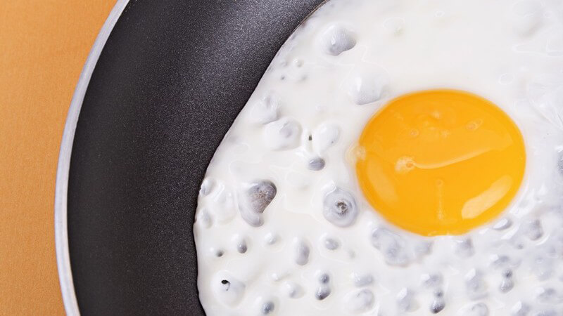 Nahaufnahme Spiegelei in Pfanne